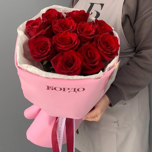 Букет алых роз