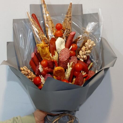 Ramo masculino comestible con salchichas y queso