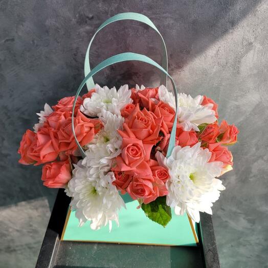 Handbag with bush roses