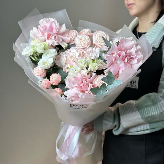 Delicado ramo rosa con rosas francesas y hortensias "Vuelo de ternura"
