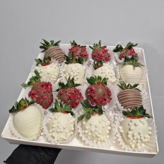 Клубника в шоколаде 🍫(16-25 ягод) День и Ночь