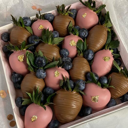 Fresas cubiertas de chocolate con arándanos frescos