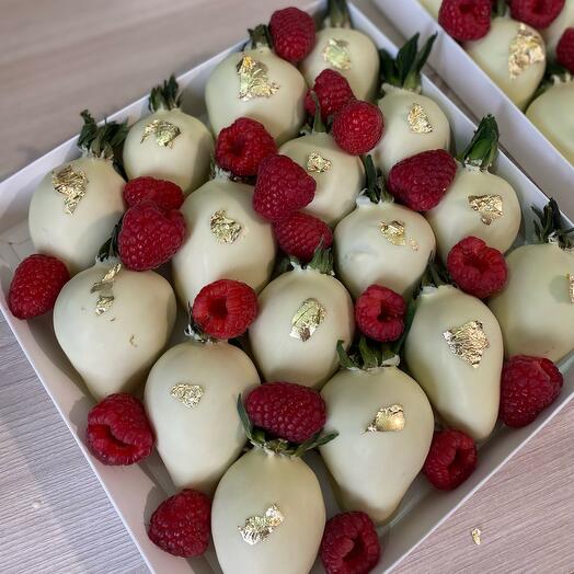 Fresas cubiertas de chocolate blanco con deliciosas frambuesas frescas