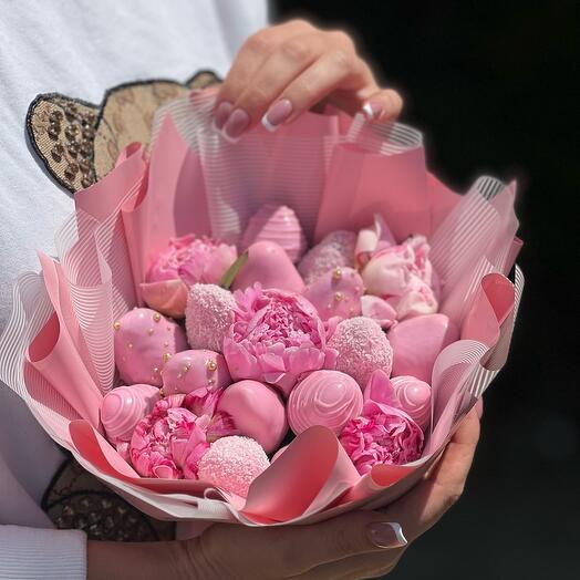 Клубника в шоколаде с пионами