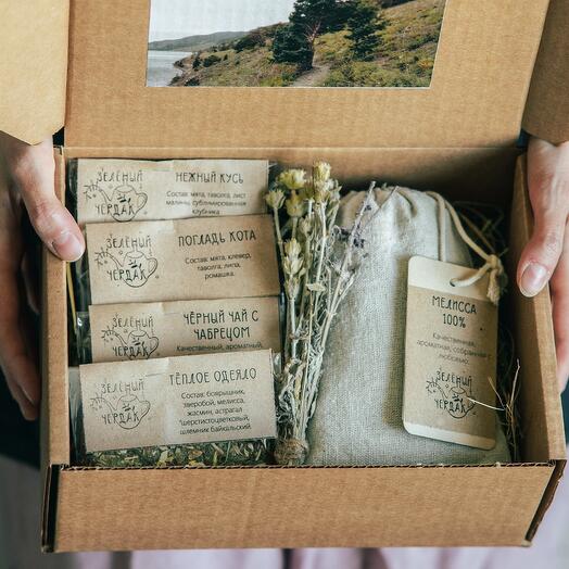Подарочный набор на 8 марта с травяными чаями и мелиссой
