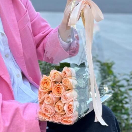 15 персиковых роз в прозрачной сумочке