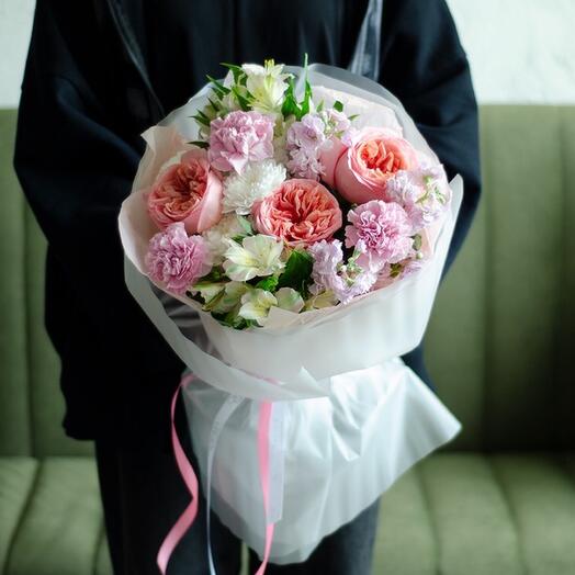 Bouquet of peony-shaped roses, alstroemeria, mattiola and dianthus