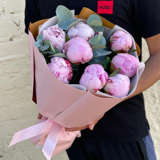Bouquet of 7 peonies with eucalyptus