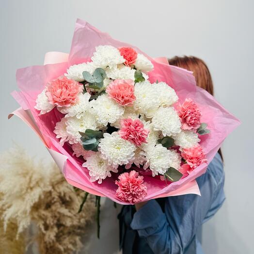 Ramo de crisantemo, Dianthus y eucalipto