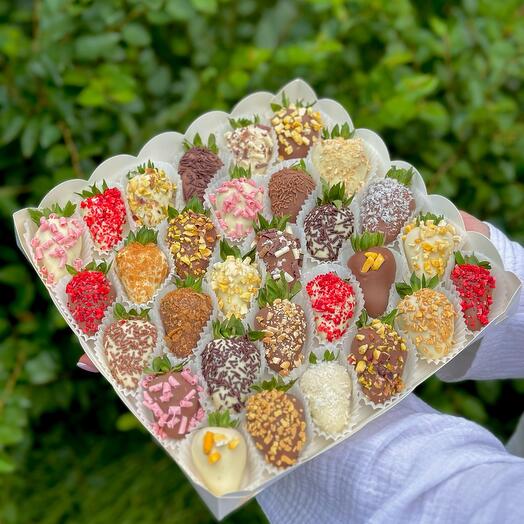 Клубника в шоколаде "Especially for you" - L (30-49 ягод)