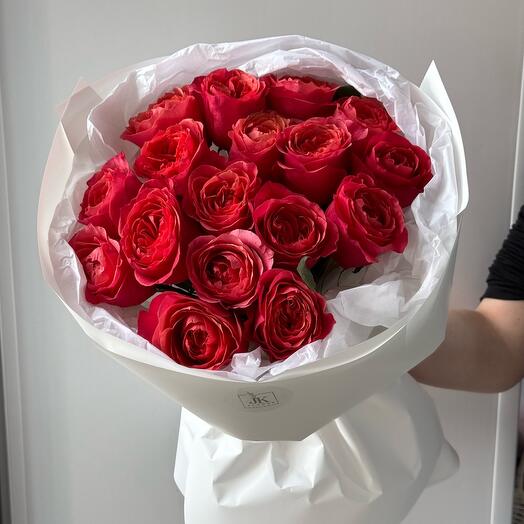 Букет алых пионовидных роз