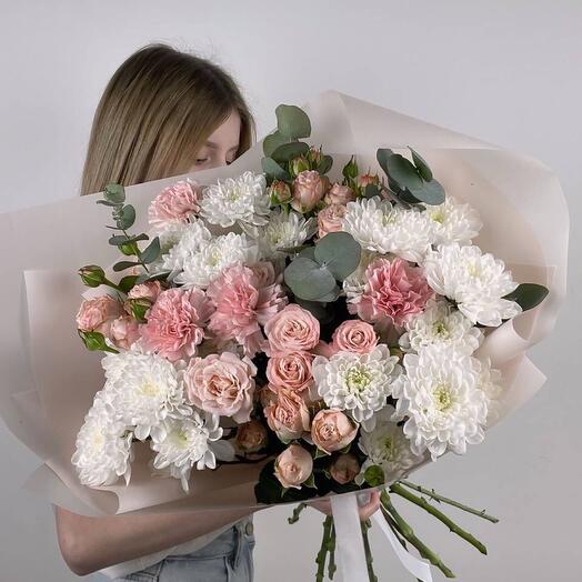 Delicado ramo con rosa arbusto y crisantemo