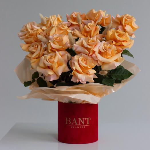 15 ажурных роз в бархатном боксе