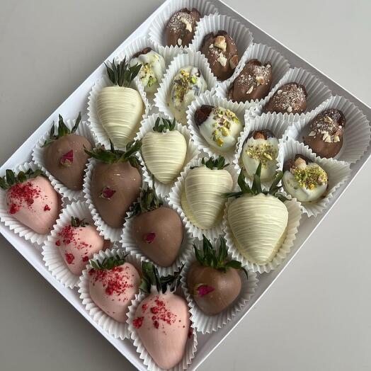 Клубника ,финики в шоколаде