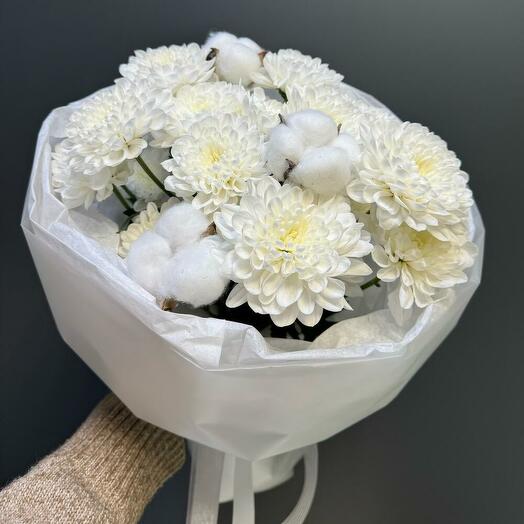 Букет из кустовых хризантем и хлопка