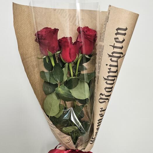 Три красных розы в крафтовой упаковке