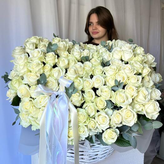 Корзина с белыми розами и эвкалиптом, 151 Роза