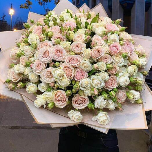 Большой букет нежных кустовых пионовидных роз