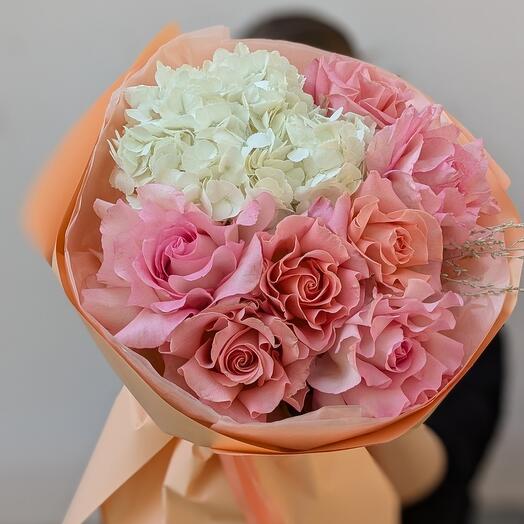 Букет с гортензией и розами "Карамельная фантазия" S