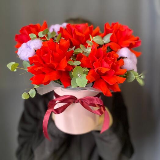 Алые розы с хлопком