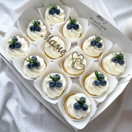 Большая коробка капкейков для мамы с голубикой