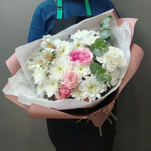 Ramo "Con amor" con crisantemos, rosas y eucalipto