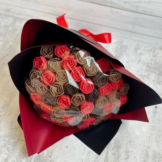 51 роза из бельгийского шоколада на 8 марта