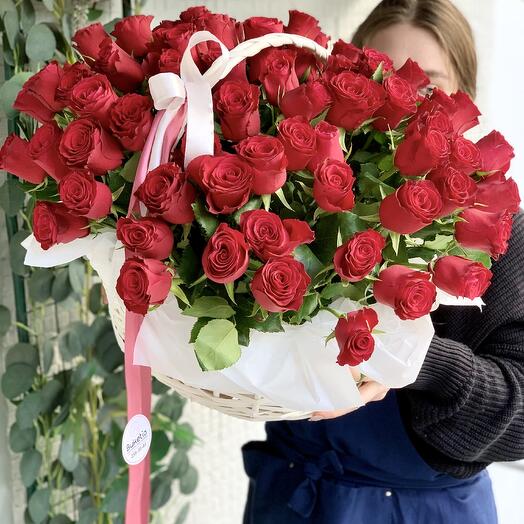 Корзина с цветами, Красные розы