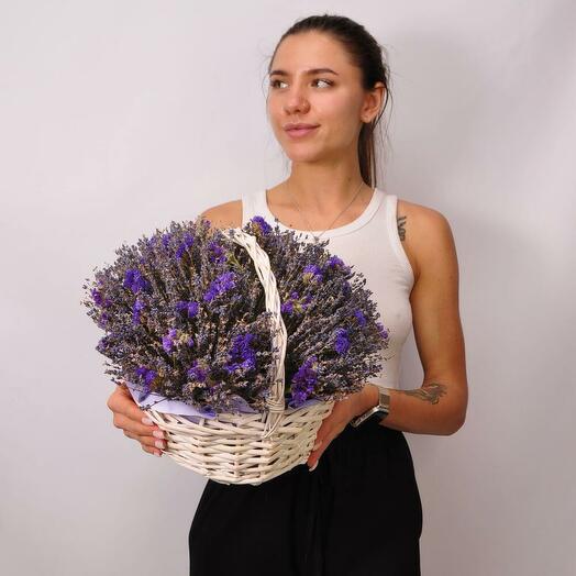 Ароматная лаванда и сиреневая статица в корзинке