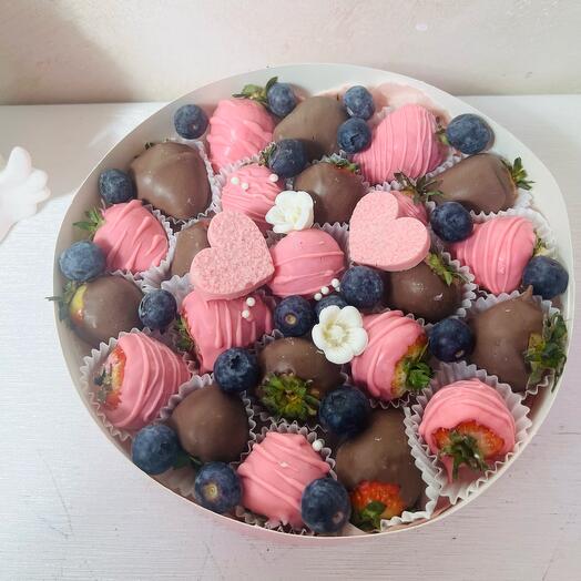 Клубника в шоколаде с сердцами