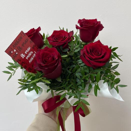 Композиция «Love is» из роз и фисташки