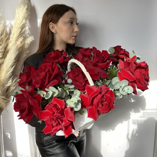 Корзина с ажурными розами