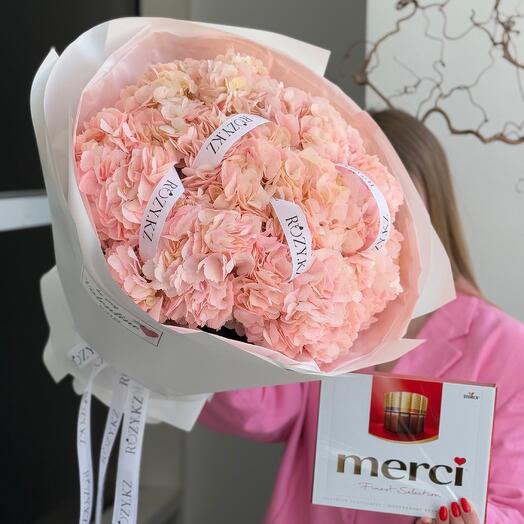 Комбо букет из 9 гортензий и Merci
