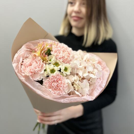 Букет комплимент с гортензией,альстромерией и гвоздиками