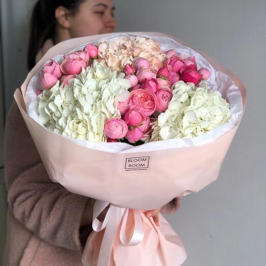 Ramo con acentos brillantes de Hortensia y peonía rosa