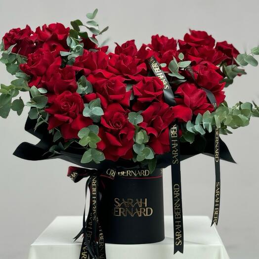 Объемная композиция из красных роз