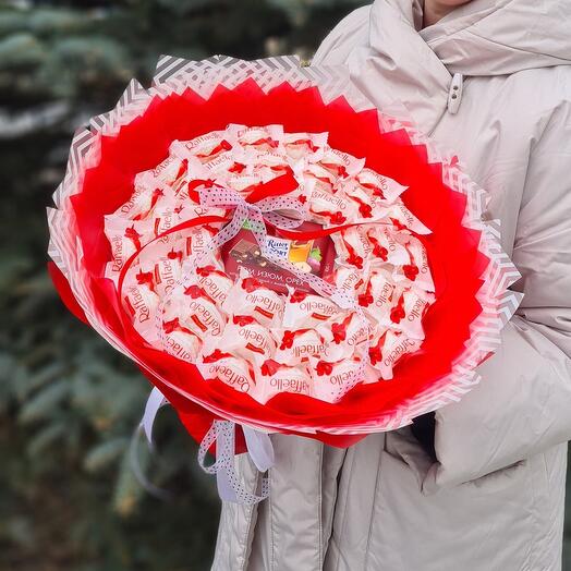 Букет из конфет Raffaello и шоколада