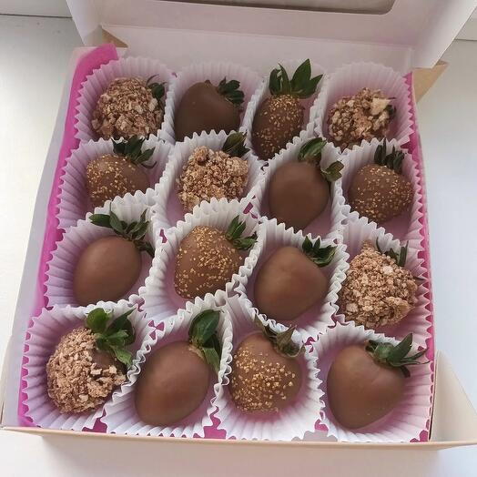 Клубника в молочном шоколаде 16 штук