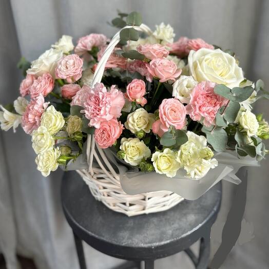 Цветы в корзине для мамы 🥰. Розы, альстромерии, диантусы