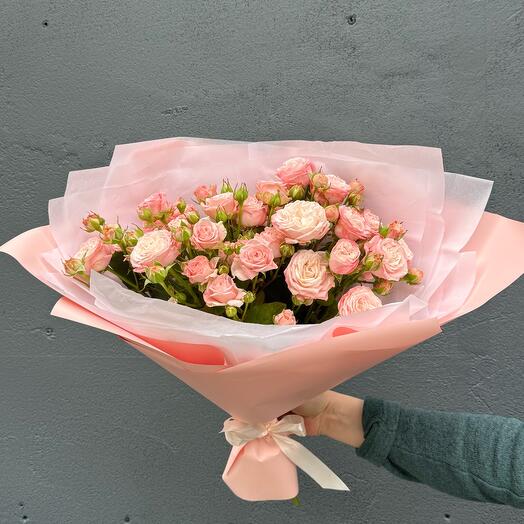 7 bushy peony-shaped roses in the decoration