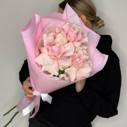 Ramo-cumplido de 3 rosas francesas en la decoración