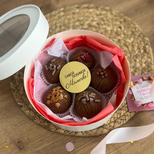 Набор пирожных в шоколаде на 8 марта