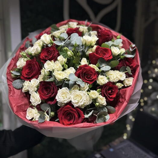 Red and white spray roses bouquet