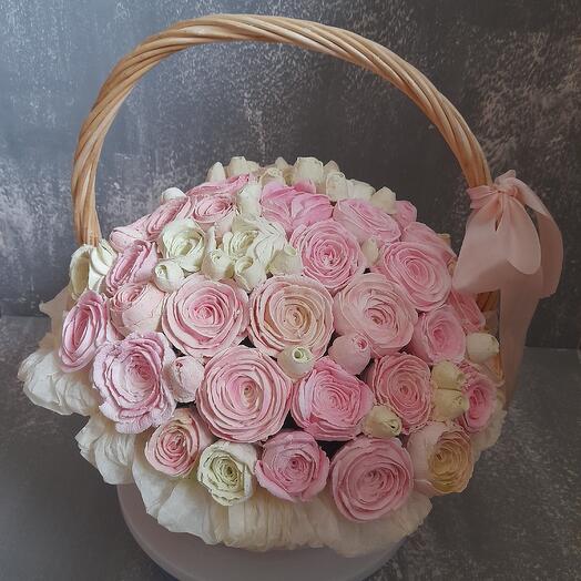 Большая корзина ранункулюсов