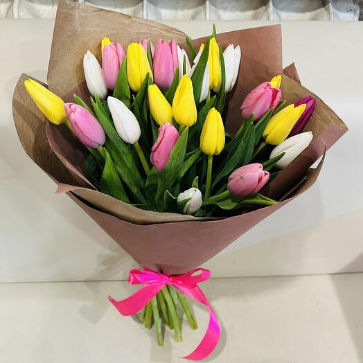 Bouquet of 25 tulips in craft