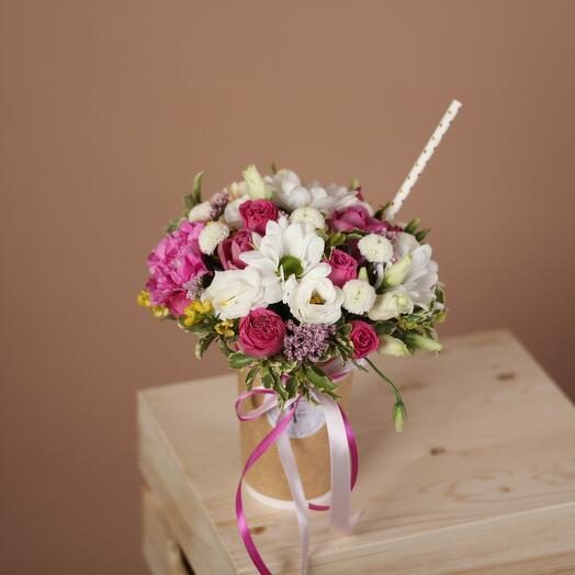 Flores en un vaso "Llévalo contigo" en una escala blanca y rosa