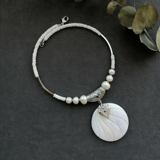 Колье "Афродита" из речного жемчуга, перламутра и ракушечника