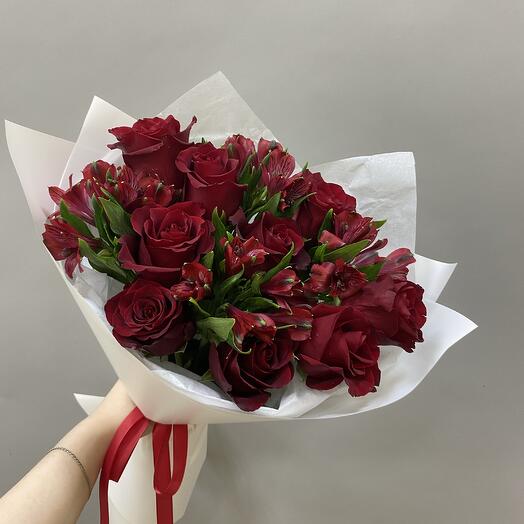 Красные розы с альстромерией