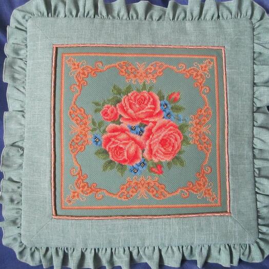 Подушка вышитая крестиком Ретро