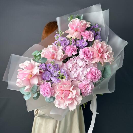 Delicate bouquet with French roses and mattiola